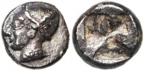 IONIE, PHOCEE, AR diobole, 520-500 av. J.-C. D/ T. fém. à g., les cheveux perlés retenus par un sakkos, avec collier et boucle d''oreille formée d''un...