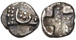 GAULE TRANSALPINE, AR tétartémorion, 470-460 av. J.-C. Type d''Auriol. D/ T. de bélier à d., traitée en pointillé. R/ Croix perlée dans un carré creux...