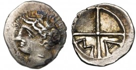 GAULE TRANSALPINE, Massalia, AR obole, 300-250 av. J.-C. Groupe III. D/ T. d''Apollon à g. R/ Roue à quatre rayons, M-A dans deux cantons. Brenot, Lyo...