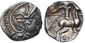 GAULE NARBONNAISE, Rive gauche du Rhône, Allobroges (?), AR quinaire au cavalier, 75-52 av. J.-C. D/ T. casquée à d. R/ Cavalier armé d''une lance au ...