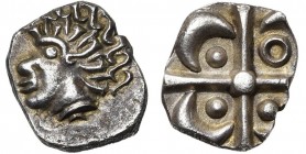GAULE NARBONNAISE, Volcae Arecomici, AR drachme, début-milieu du 1er s. av. J.-C. Série au panache. Classe 5.01. D/ T. à g., la chevelure formée de Y,...