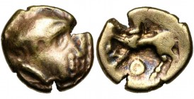 GAULE CELTIQUE, AV quart de statère. D/ T. à d., au nez proéminent. R/ Cheval au pas à g. En dessous, annelet. DT 3477; L.T. 4198. 1,64g Rare.
Beau à...
