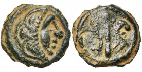 GAULE CELTIQUE, Bituriges Cubi, AE potin. D/ T. à d., les cheveux divisés en trois mèches, séparées du profil par une ligne perlée en forme de croissa...