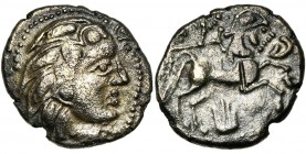 GAULE CELTIQUE, Pictones, statère. Classe A V. D/ T. à d., au nez droit, entourée d''une guirlande perlée. Les mèches entourant le visage formées de d...