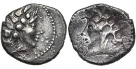 GAULE CELTIQUE, Pictones, AR drachme. D/ T. à d., la chevelure disposée sur deux lignes en mèches rondes et flammées. Devant la bouche, trois points d...