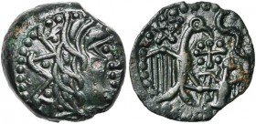 GAULE CELTIQUE, Carnutes, AE bronze, 1er s. av. J.-C. D/ T. à d., la chevelure fortement stylisée. R/ Aigle et aiglon aux ailes éployées à d. A d., un...