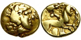 GAULE CELTIQUE, Basse vallée de la Loire (Andecavi ?), AV statère, fin 2e-début 1er s. av. J.-C. Type à l''aigrette au décor cloisonné. D/ T. stylisée...