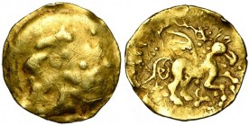 GAULE CELTIQUE, Loire moyenne, AV quart de statère, fin 3e-début 2e s. av. J.-C. Inédit. D/ Profil apollinien à d., non lauré, les cheveux en courtes ...