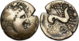 GAULE CELTIQUE, statère. Unique. Or affaibli. D/ T. l. à d. R/ Bige à d. Au-dessus, ligne brisée, surmontée d’une tige portant des baies de chaque côt...