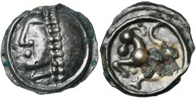 GAULE CELTIQUE, Sequani, AE potin. Type à la grosse tête et au bandeau orné. D/ T. à g., la bouche figurée par un globule, le nez aquilin, le bandeau ...