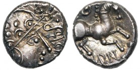 GAULE CELTIQUE, Aedui, AR quinaire, avant 52 av. J.-C. D/ T. fém., casquée à g., le casque orné de trois points et de trois croissants centrés d''un p...