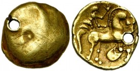 GAULE CELTIQUE, Durocassi, AV quart de statère. D/ T. à d., la chevelure divisée en triangles, l''oreille centrée d''un point. R/ Cheval à la crinière...