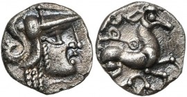 ARMORIQUE, Aulerci Cenomani, AR minimus. D/ T. casquée d''Athéna à d., trois mèches perlées tombant sur la nuque. R/ Cheval galopant à d., surmonté d'...