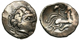 ARMORIQUE, Namnètes, AV statère (or de bas titre). D/ T. à d., la chevelure formée de deux mèches, entourée de trois cordons perlés terminés par de pe...
