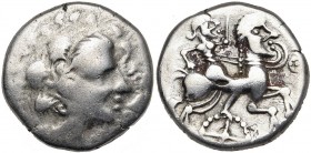 ARMORIQUE, Veneti, AR statère d''argent. D/ T. à d., au cou fin, la chevelure formée de quatre grosses mèches terminées par un crochet. Devant le prof...