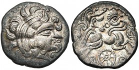 ARMORIQUE, Redones, bill. statère, 1er s. av. J.-C. Classe VII. D/ T. à d., avec une abondante chevelure et une large couronne. Sous le nez, un annele...
