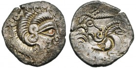 ARMORIQUE, Coriosolites, bill. statère, vers 50 av. J.-C. Type au nez pointé. D/ T. à d., les cheveux disposés en trois enroulements, entourée de lign...