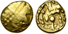 GAULE BELGIQUE, Ambiani, AV statère, début 1er s. av. J.-C. Type biface. Classe V. D/ T. déformée à d., avec une large couronne, le profil formé de de...