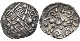 GAULE BELGIQUE, Ambiani, AR quinaire lamellaire, vers 50 av. J.-C. Type à l''hippocampe. D/ Représentation altérée de la t. casquée d''Athéna à d. Le ...