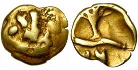 GAULE BELGIQUE, Morini, AV quart de statère au bateau. D/ Motif dit "au bateau": croissant surmonté de trois lignes irrégulières. R/ Motif en forme d'...