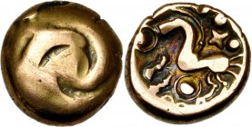 GAULE BELGIQUE, Eburones, AV statère, après 54 av. J.-C. Classe II. D/ Triskèle dont le centre est formé d''un cercle centré d''un globule et dont les...