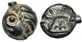 GAULE BELGIQUE, Leuci, AE potin, 1er s. av. J.-C. Classe 1j. Type au sanglier. D/ T. à g., l''oeil formé par un grand cercle, la chevelure disposée en...