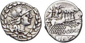 Cn. Gellius, AR denier, 138 av. J.-C., Rome. D/ T. casquée de Roma à d. Derrière, . Le tout dans une couronne de laurier. R/ Un guerrier deb. dans un...