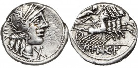 M. Fannius, AR denier, 123 av. J.-C., Rome. D/ T. casquée de Roma à d. Derrière, ROMA. Sous le menton, X. R/ Victoire conduisant un quadrige à d., ten...