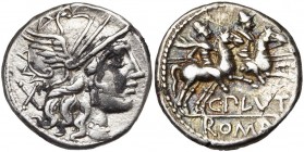 C. Plutius, AR denier, 121 av. J.-C., Rome. D/ T. casquée de Roma à d. Derrière, . R/ Les Dioscures galopant à d. En dessous, C·PLVTI. A l''ex., ROMA...