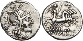 M. Tullius, AR denier, 120 av. J.-C., Rome. D/ ROMA T. casquée de Roma à d. R/ Victoire ten. une palme, deb. dans un quadrige au galop à d. Au-dessus,...