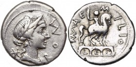 Mn. Aemilius Lepidus, AR denier, 114-113 av. J.-C., Rome. D/ T. fém. l., dr. à d. A g., . A d., ROMA. R/ Statue équestre à d., sur une triple arche, ...