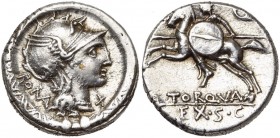 L. Manlius Torquatus, AR denier, 113-112 av. J.-C., Rome. D/ T. casquée de Roma à d., entourée d''un torque. Derrière, ROMA. Sous le menton, . R/ L·T...