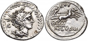 M. Lucilius Rufus, AR denier, 101 av. J.-C., Rome. D/ T. casquée de Roma à d. Derrière, PV. Le tout dans une couronne de laurier. R/ Victoire conduisa...