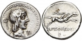 L. Piso Frugi, AR denier, 90 av. J.-C., Rome. D/ T. l. d''Apollon à d. Derrière, trident. Sous le menton, III. R/ Cavalier au galop à d., ten. une pal...