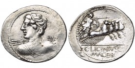 C. Licinius Macer, AR denier, 84 av. J.-C., Rome. D/ B. d''Apollon à g., vu de dos, ten. un foudre de la main d. R/ Minerve conduisant un quadrige à d...