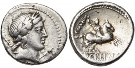 P. Crepusius, AR denier, 82 av.J.-C., Rome. D/ T. l. d''Apollon (?) à d. Devant, symbole indistinct (?). Derrière, sceptre. Lettre de contrôle hors fl...