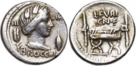 L. Furius Brocchus, AR denier, 63 av. J.-C., Rome. D/ III-VIR/ BROCCHI T. de Cérès à d., cour. d''épis de blé. Dans le champ, épi et grain d''orge. R/...