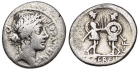 C. Servilius, AR denier, 57 av. J.-C., Rome. D/ FLORA· PRIMVS T. cour. de Flora à d. Derrière, lituus. R/ C· SERVEIL C·F Deux soldats f. à f. Cr. 423/...