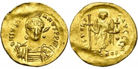 Justinien Ier (527-565), AV solidus, 527-538, Constantinople. Off. Γ. D/ B. casqué et cuir. de trois quarts de f., ten. une lance et un bouclier. R/ V...