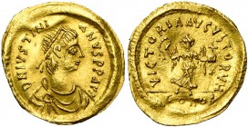 Justinien Ier (527-565), AV tremissis, 527-565, Constantinople. D/ B. diad., dr., cuir. à d. R/ VICTORIA AVCVSTORVM/ CONOB Victoire marchant à d., t. ...