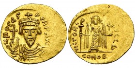 Phocas (602-610), AV solidus, 603-607, Constantinople. Off. Δ. D/ B. cour., dr., cuir. de f., ten. un gl. cr. R/ VICTORI-A AVCCΔ/ CONOB Ange deb. de f...
