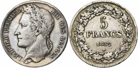 BELGIQUE, Royaume, Léopold Ier (1831-1865), AR 5 francs, 1832. Premier type à la tête laurée. Pos. B. Tranche inscrite en creux. Bogaert 8B. Rare Coup...
