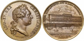 FRANCE, AE médaille, 1770, B. Duvivier/ L. Léonard. Construction de l''hôtel des Monnaies de Paris. D/ T. l. de Louis XV à d. R/ AURO ARGENTO AERI FLA...