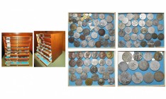 FRANCE, collection de 1094 médailles de la Deuxième République en étain, bronze et métaux divers, présentée dans un médaillier en bois à 20 plateaux (...