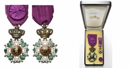 BELGIQUE, croix de chevalier de l’Ordre de Léopold, modèle civil unilingue en vermeil avec sa miniature en or (18mm) et une rosette sur bouton dans un...