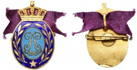 BELGIQUE, insigne de membre du personnel du Palais royal sous le règne de Léopold II (métal doré, 24,5 x 37,5 mm, monté sur épingle avec un morceau de...
