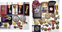 BELGIQUE, lot de 32 décorations et médailles, dont: chevalier de l''Ordre de Léopold (avec palme) commandeur de l''Ordre de la Couronne, croix de guer...