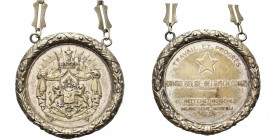 CONGO BELGE, insigne bilingue de chefferie indigène, 1945-1960. Cuivre argenté, 70 mm, cerclé d''une couronne, avec chaîne. Rare. A été porté.
Beau à...