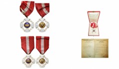 ITALIE, lot de 2 décorations de l’Ordre de la Couronne: croix de commandeur en or (dans un écrin aux armes VE) et croix de chevalier. Avec deux brevet...
