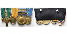 PAYS-BAS, groupe de 4 décorations d’un vétéran militaire monté sur un support rigide: Nieuw-Guinea Kruis (1962), Gouden Medaille voor Trouwe Dienst (J...